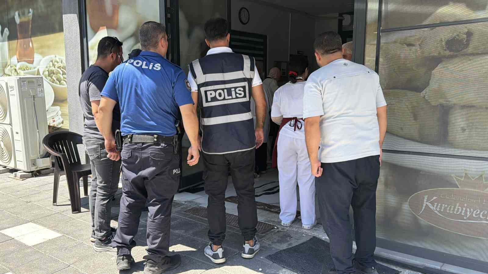 boluda-hamur-makinesine-kaptirdigi-eli-bileginden-koptu-isciler-fenalik-gecirdi