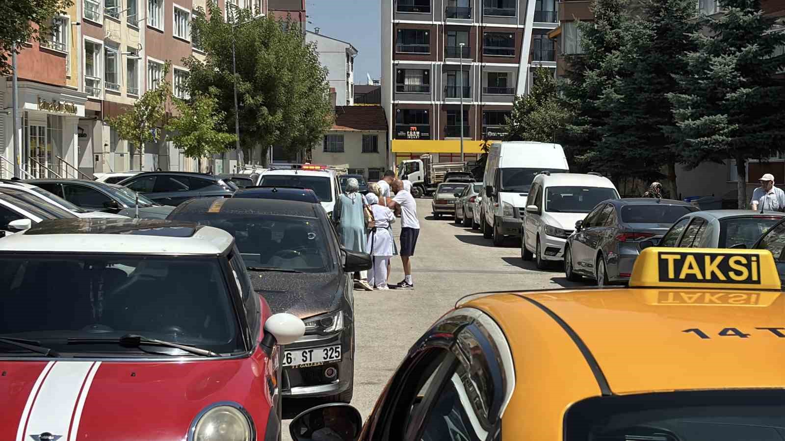 boluda-hamur-makinesine-kaptirdigi-eli-bileginden-koptu-isciler-fenalik-gecirdi