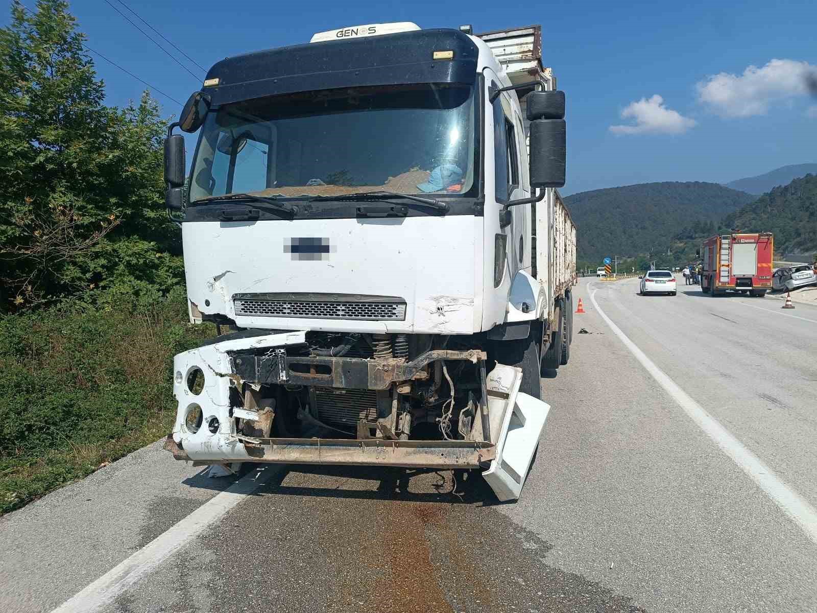 boluda-kamyon-ile-otomobil-carpisti-3-yarali