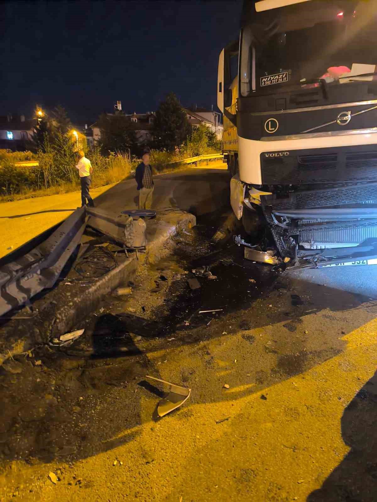 boluda-kontrolden-cikan-tir-bariyerlere-carpti