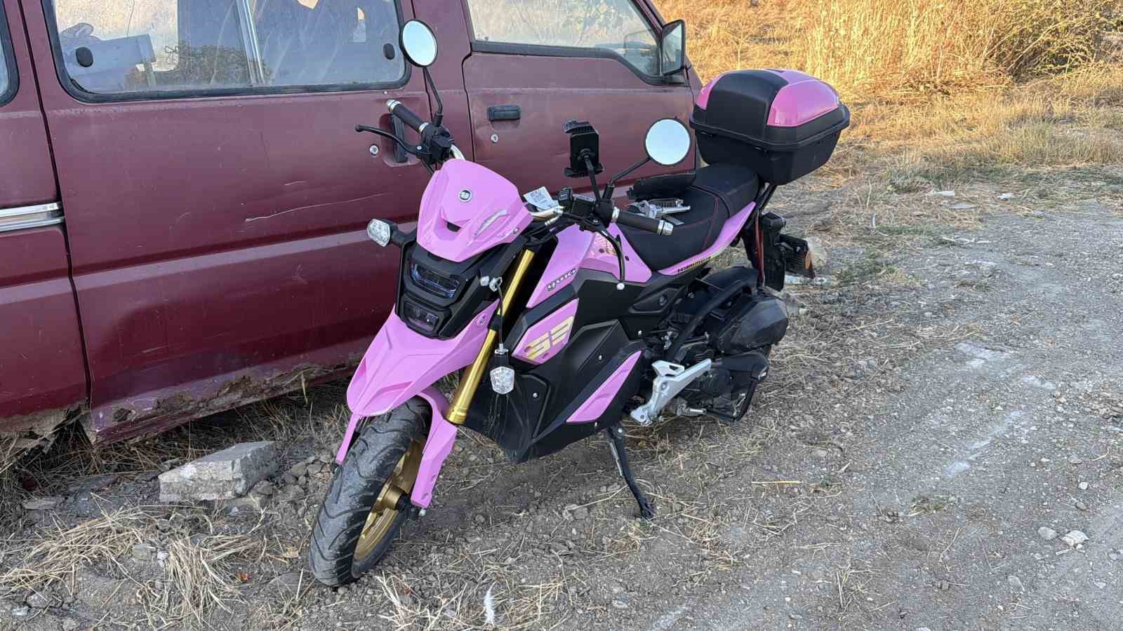 boluda-motosikletle-otomobil-carpisti-2-yarali