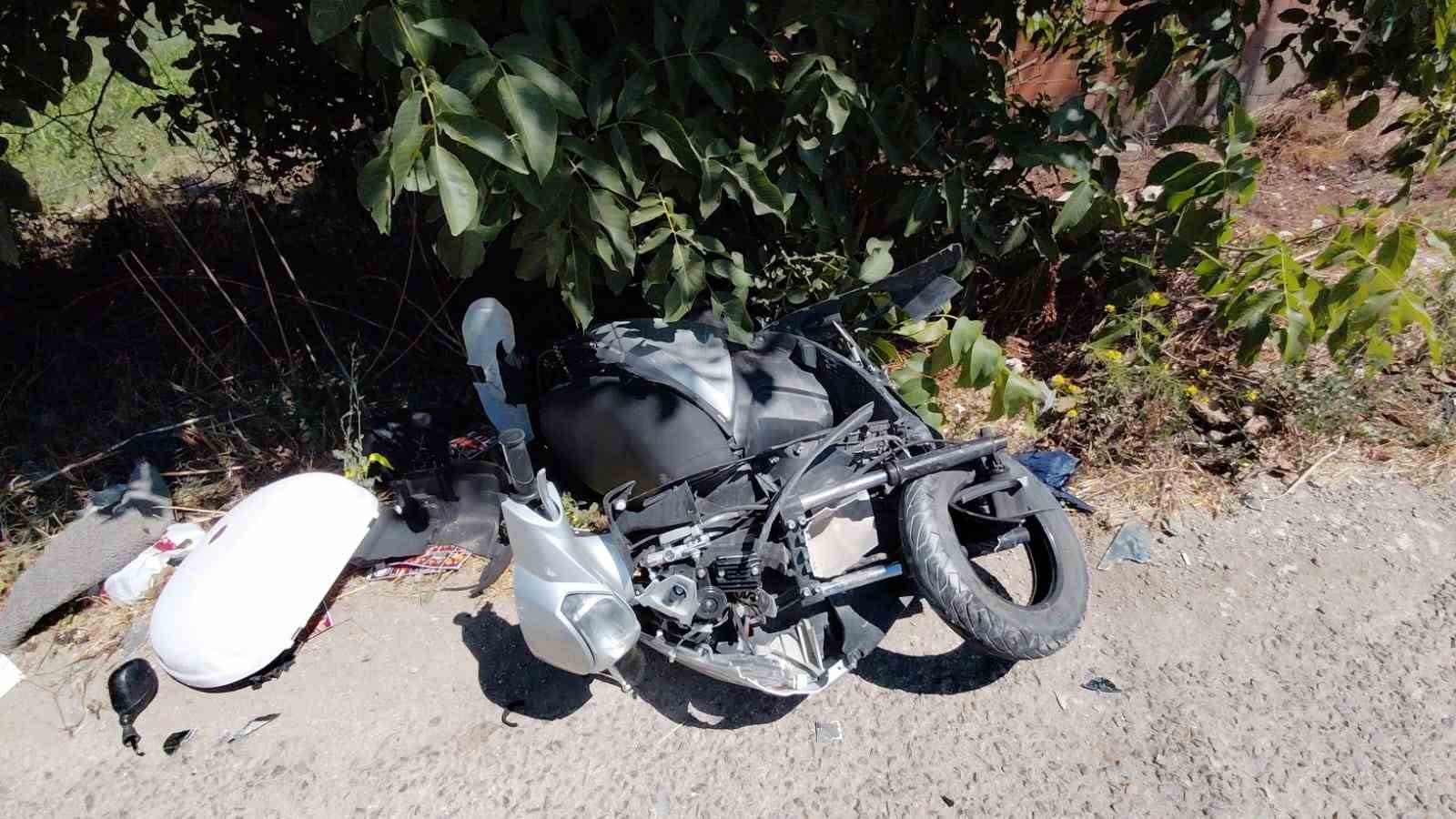 boluda-otomobille-carpisan-motosikletin-surucusu-yaralandi