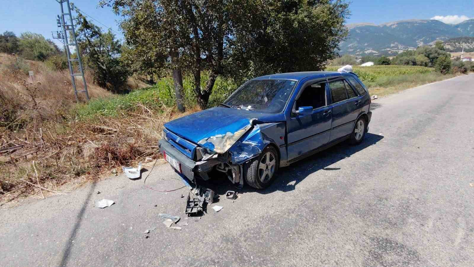 boluda-otomobille-carpisan-motosikletin-surucusu-yaralandi