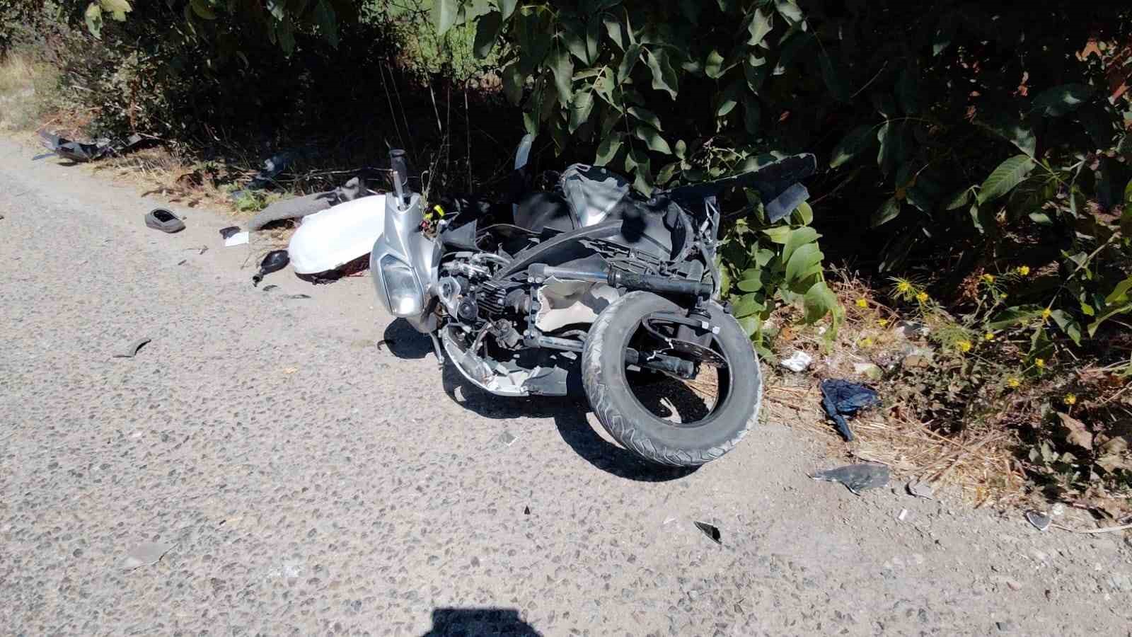 boluda-otomobille-carpisan-motosikletin-surucusu-yaralandi