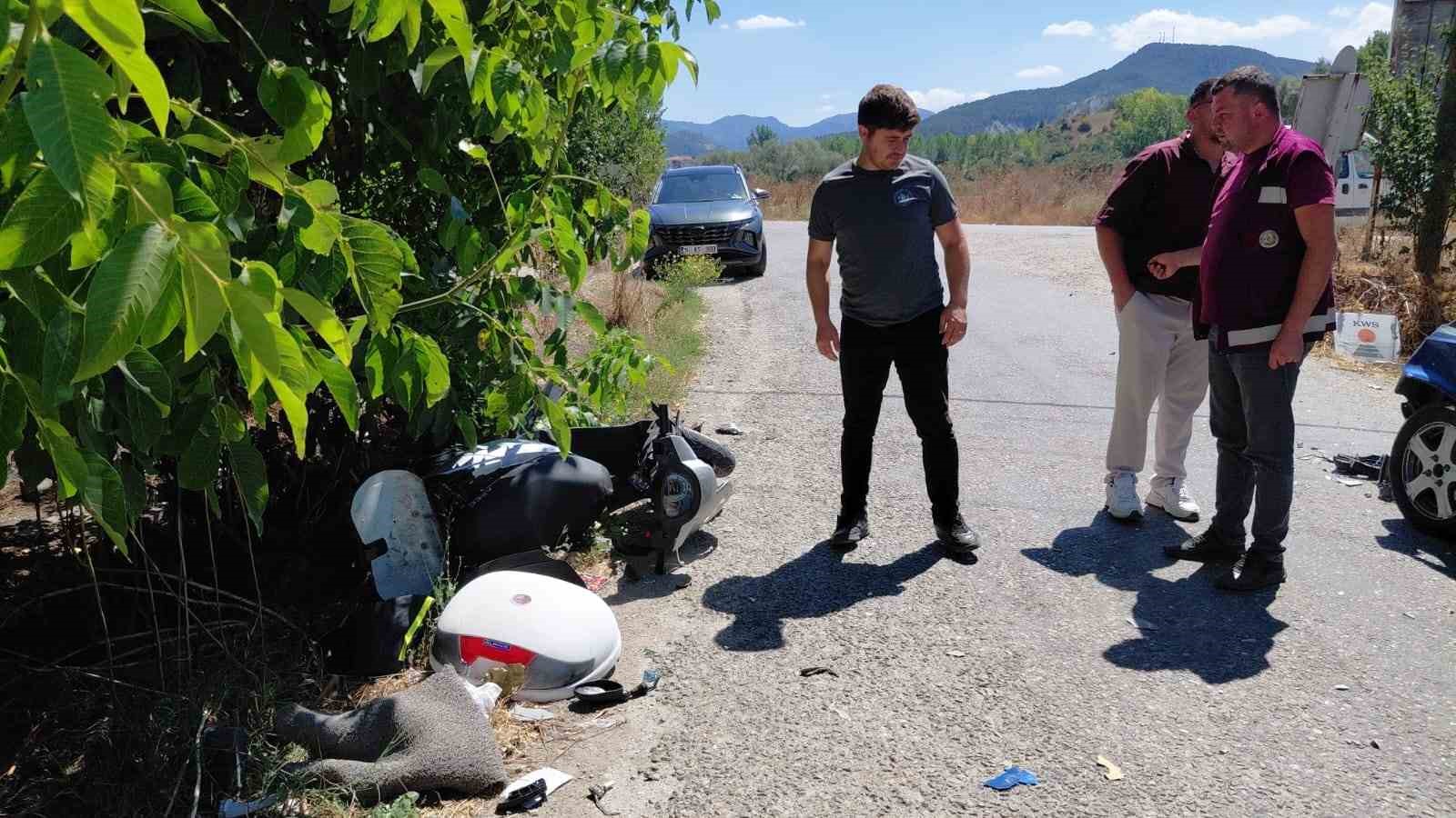 boluda-otomobille-carpisan-motosikletin-surucusu-yaralandi