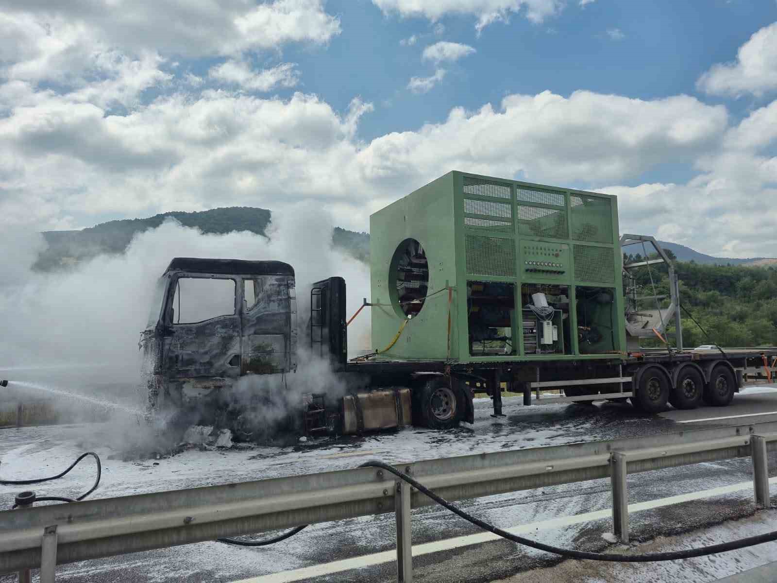 boluda-seyir-halindeki-tir-alevlere-teslim-oldu
