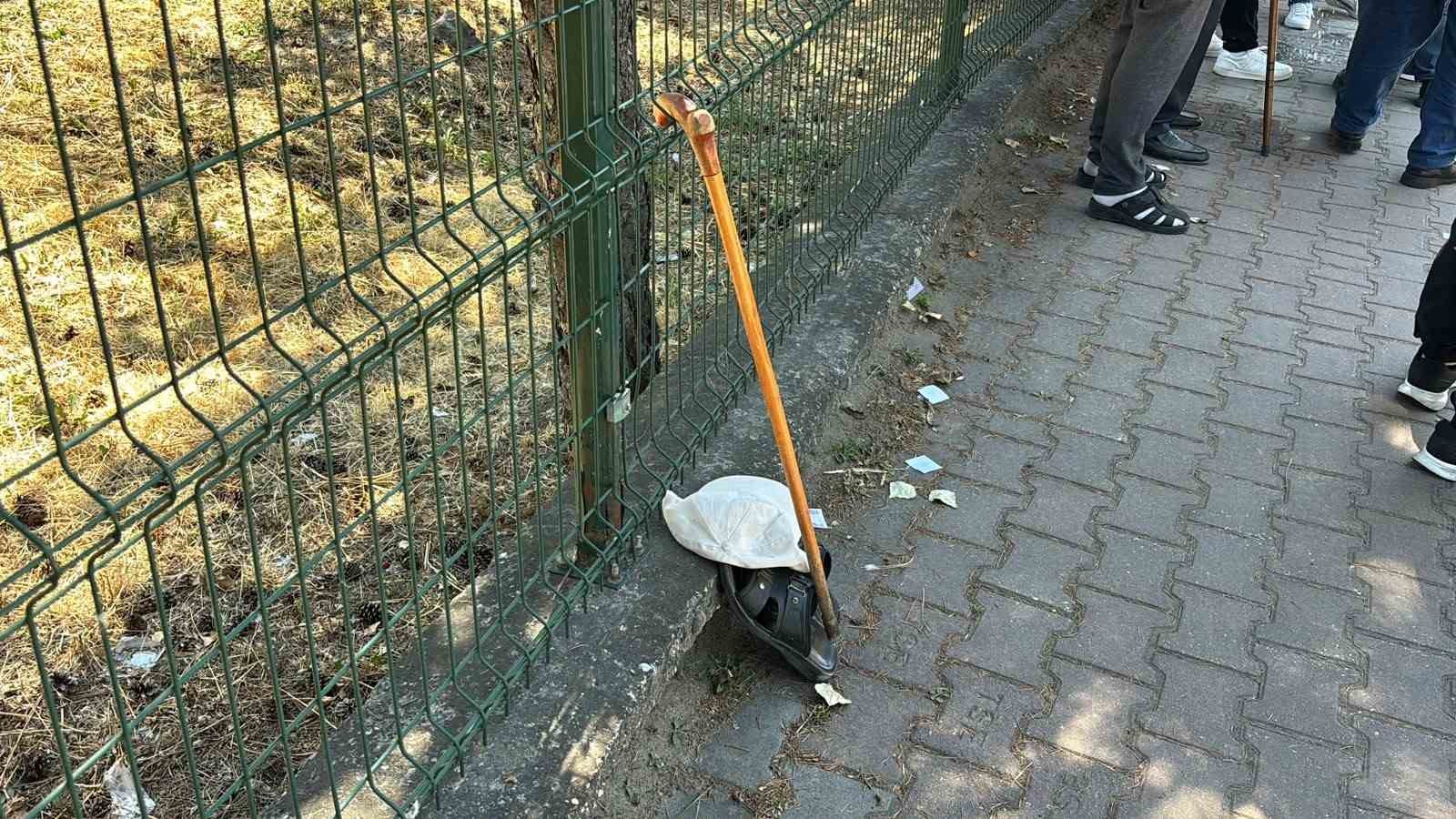 boluda-yaya-gecidinde-otomobil-yasli-adama-carpti-1-yarali