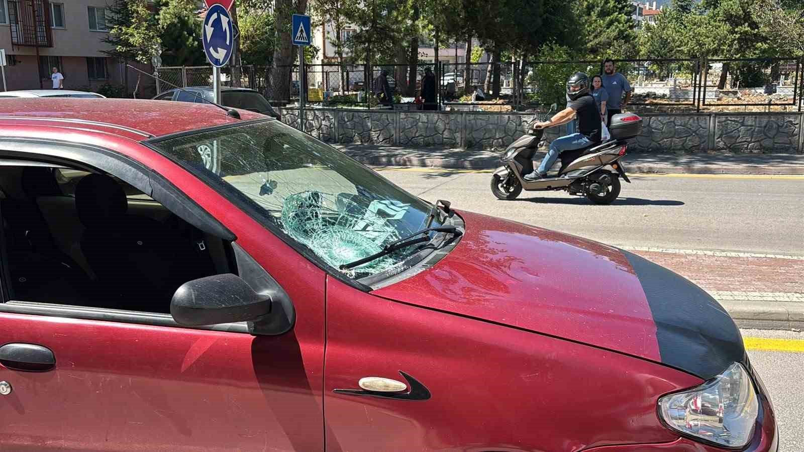 boluda-yaya-gecidinde-otomobil-yasli-adama-carpti-1-yarali