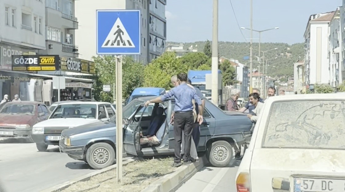 boyabatta-trafik-kazasi-otomobil-refuje-cikti