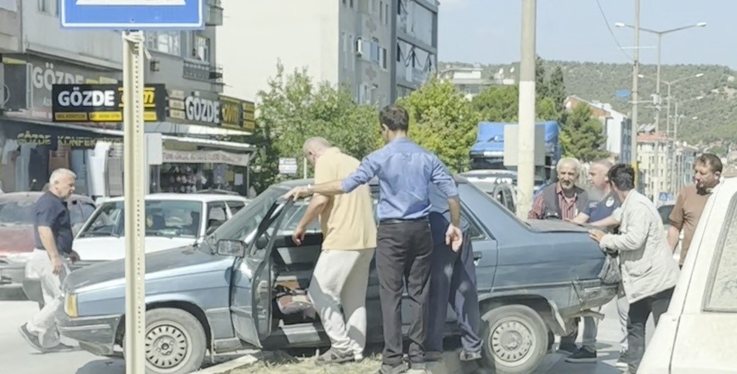 boyabatta-trafik-kazasi-otomobil-refuje-cikti
