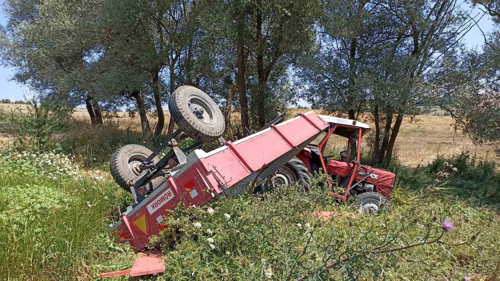 bugday-yuklu-traktor-devrildi-surucu-yaralandi