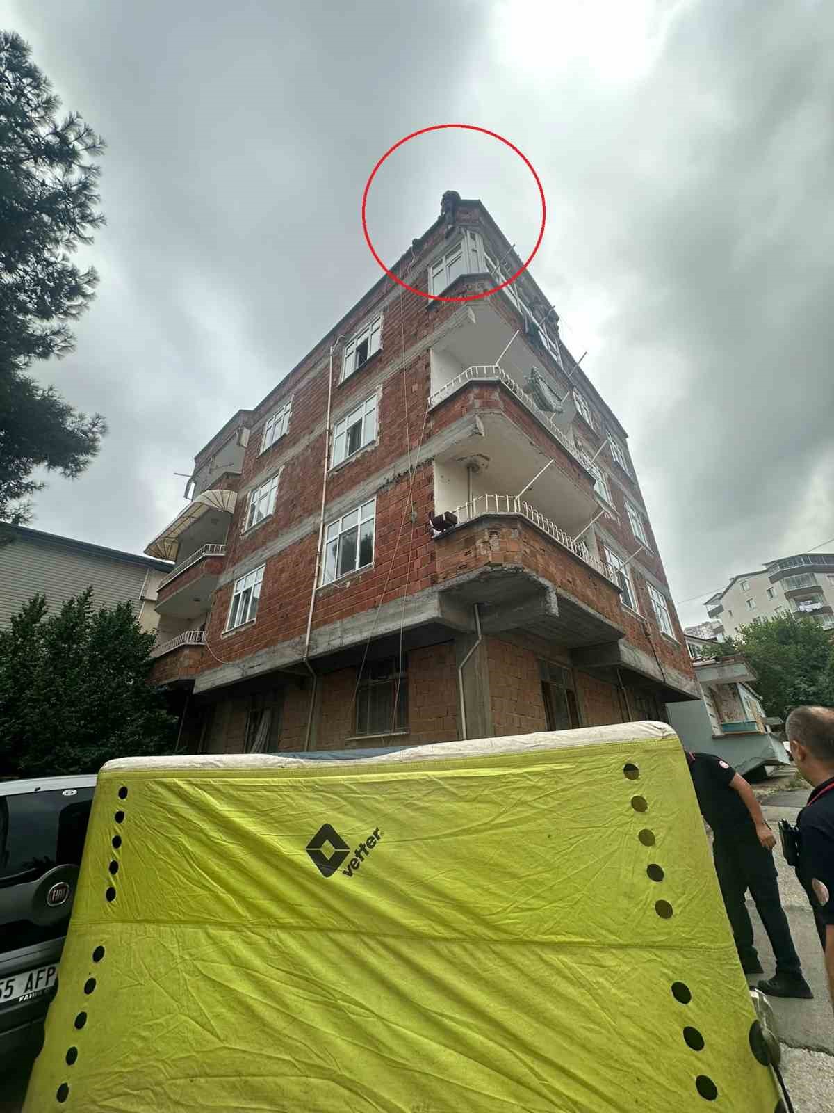 catiya-cikan-vatandas-polis-tarafindan-indirildi