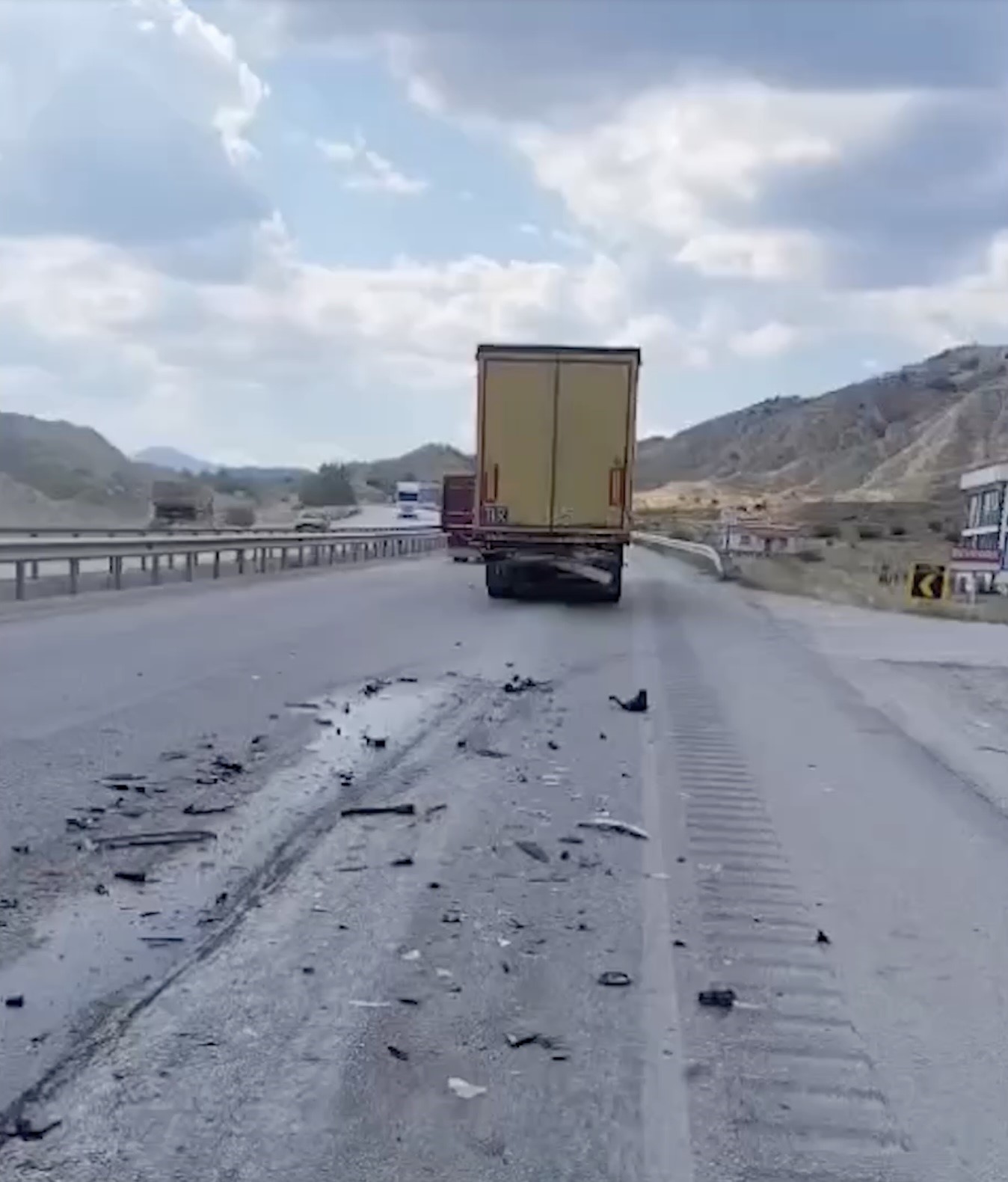 corum-fkli-futbolcu-atakan-akkaynak-trafik-kazasinda-yaralandi