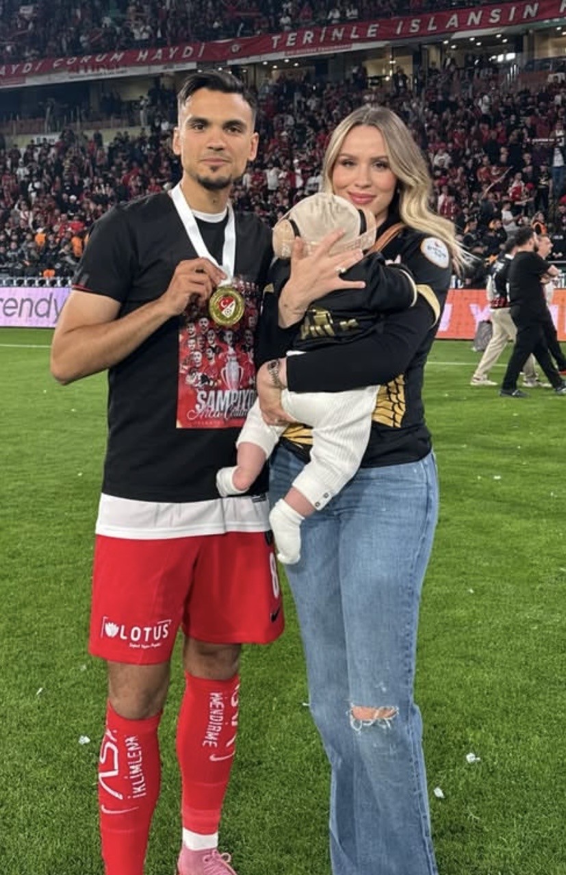 corum-fkli-futbolcu-atakan-akkaynak-trafik-kazasinda-yaralandi