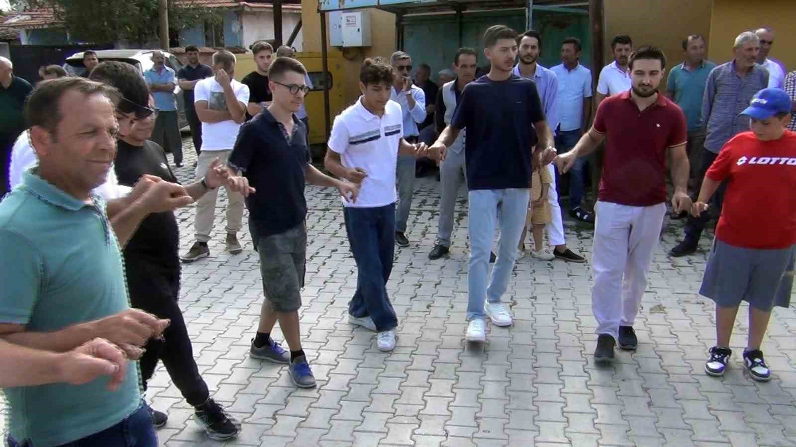 corumda-dugune-italyan-damgasi-iki-italyan-halay-cekip-ciftetelli-oynadilar
