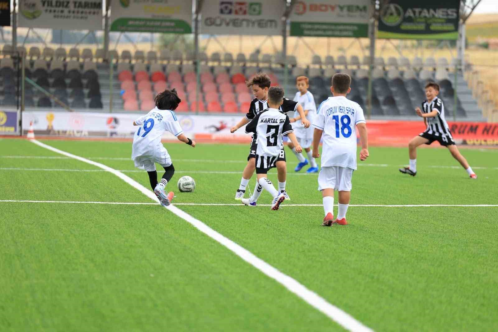 corumda-futbol-soleni-400-sporcunun-katildigi-hitit-cup-basladi