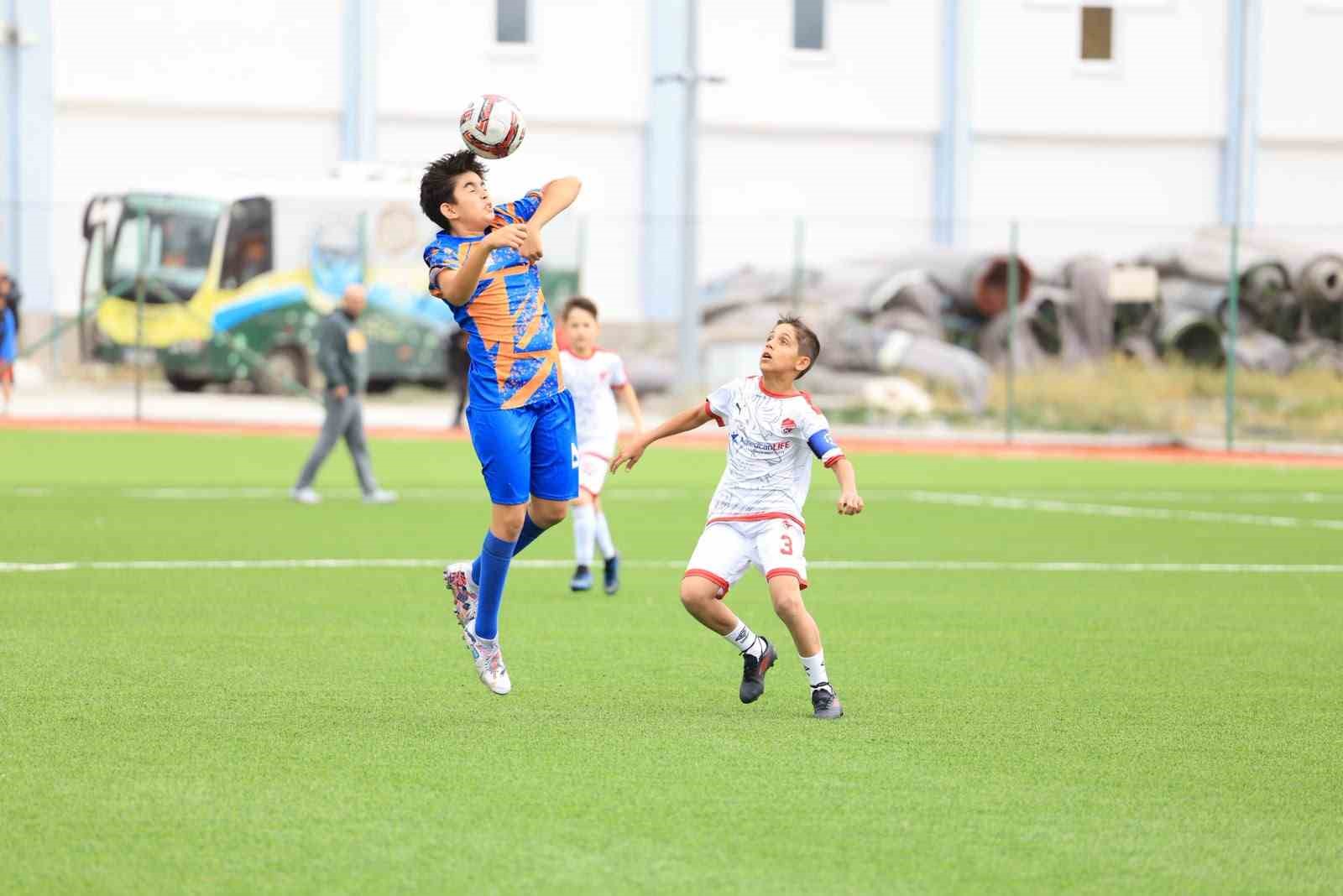 corumda-futbol-soleni-400-sporcunun-katildigi-hitit-cup-basladi