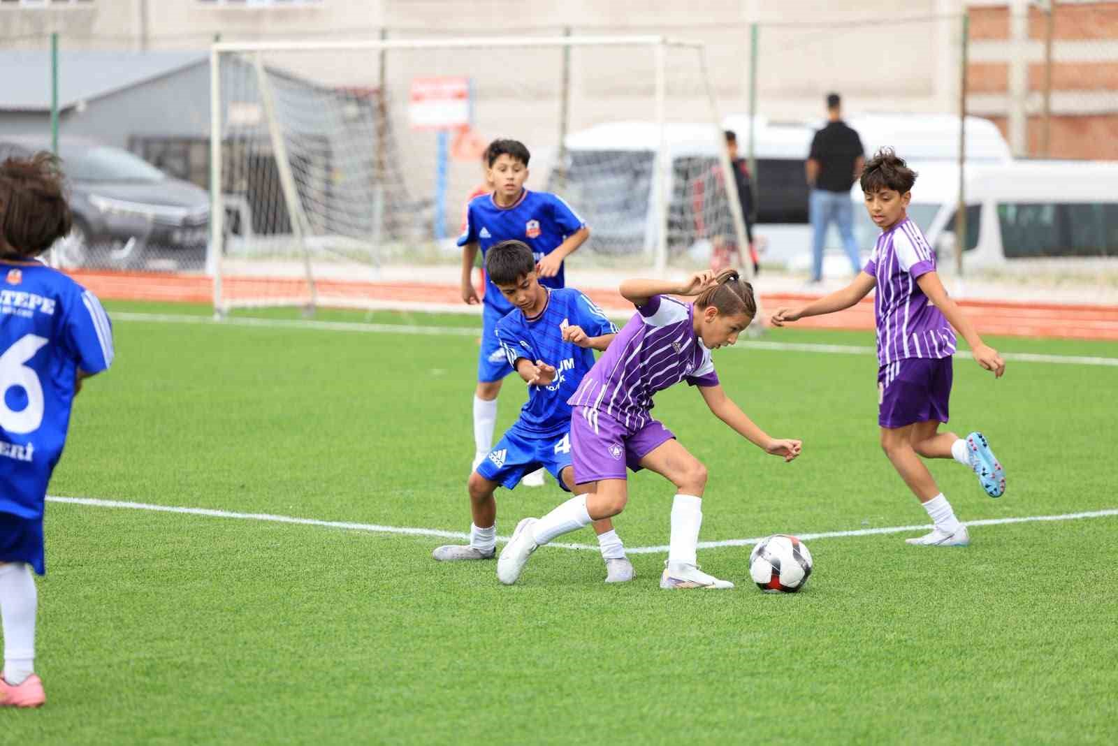 corumda-futbol-soleni-400-sporcunun-katildigi-hitit-cup-basladi
