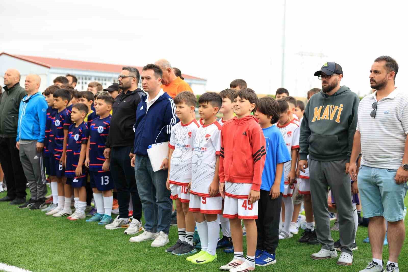 corumda-futbol-soleni-400-sporcunun-katildigi-hitit-cup-basladi