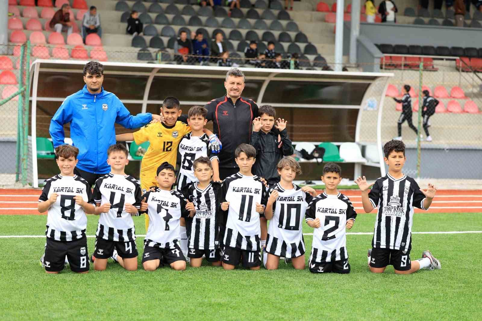 corumda-futbol-soleni-400-sporcunun-katildigi-hitit-cup-basladi