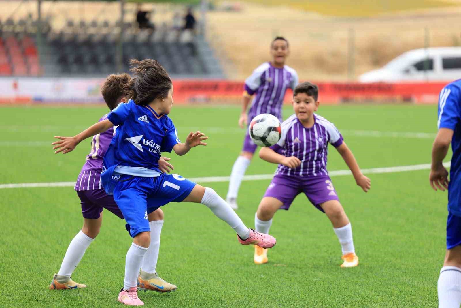 corumda-futbol-soleni-400-sporcunun-katildigi-hitit-cup-basladi