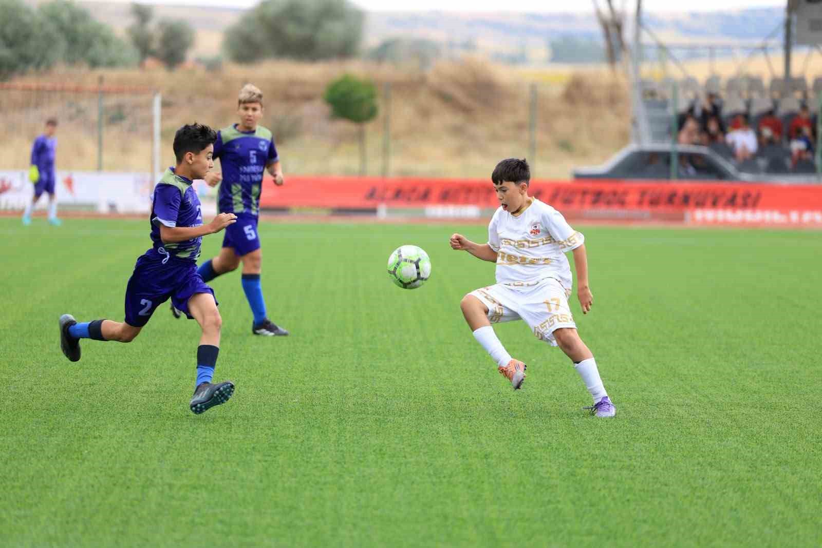 corumda-futbol-soleni-400-sporcunun-katildigi-hitit-cup-basladi