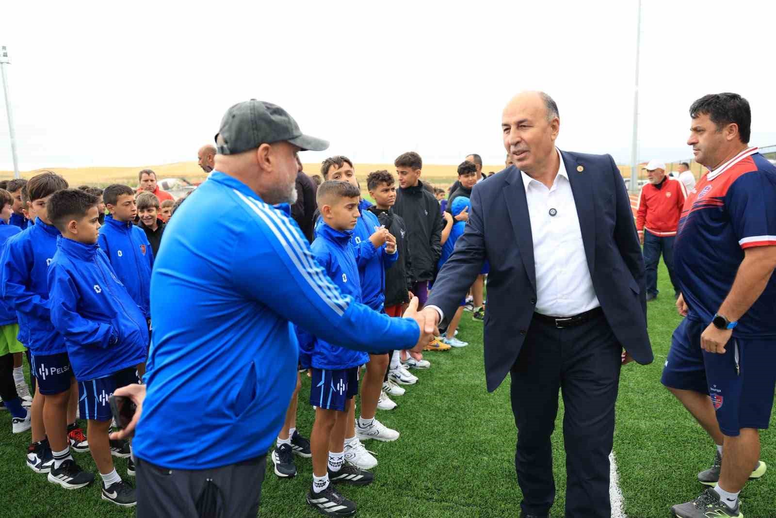 corumda-futbol-soleni-400-sporcunun-katildigi-hitit-cup-basladi