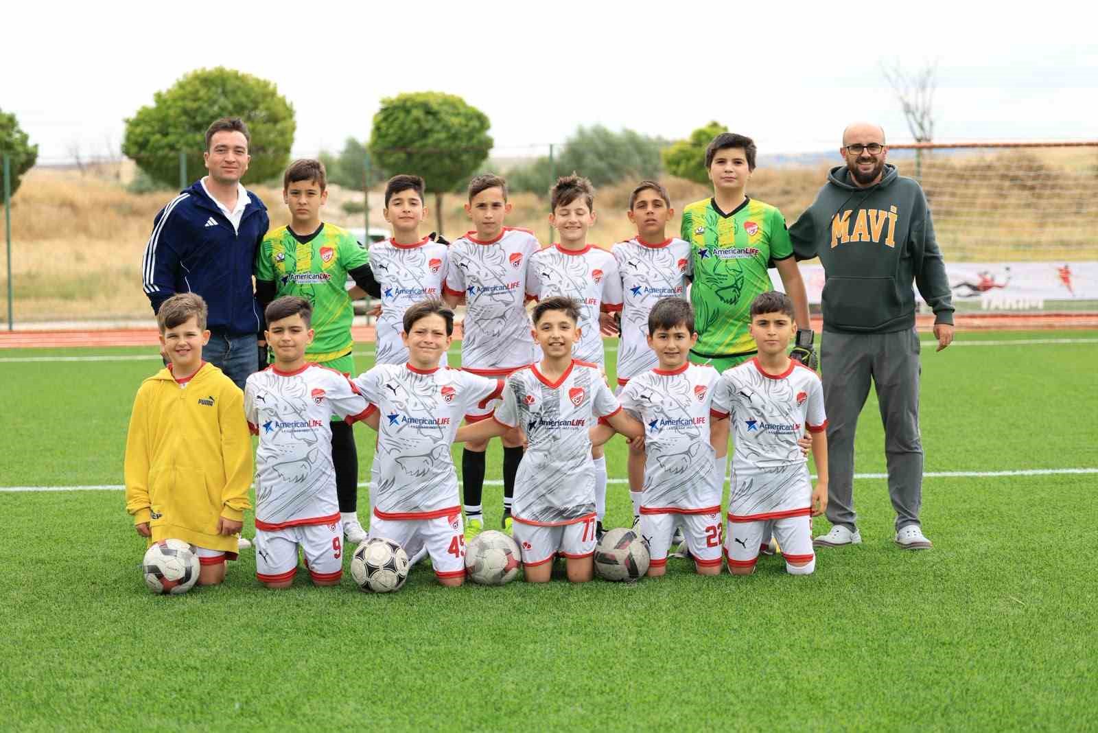 corumda-futbol-soleni-400-sporcunun-katildigi-hitit-cup-basladi