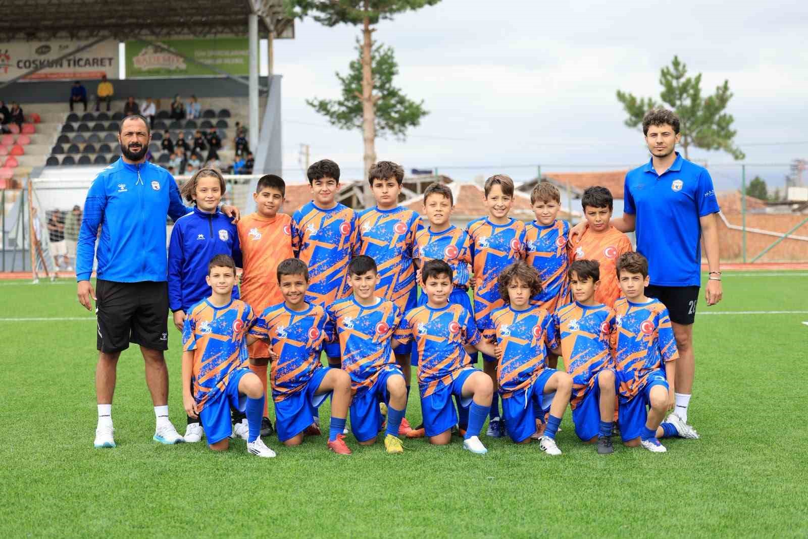 corumda-futbol-soleni-400-sporcunun-katildigi-hitit-cup-basladi