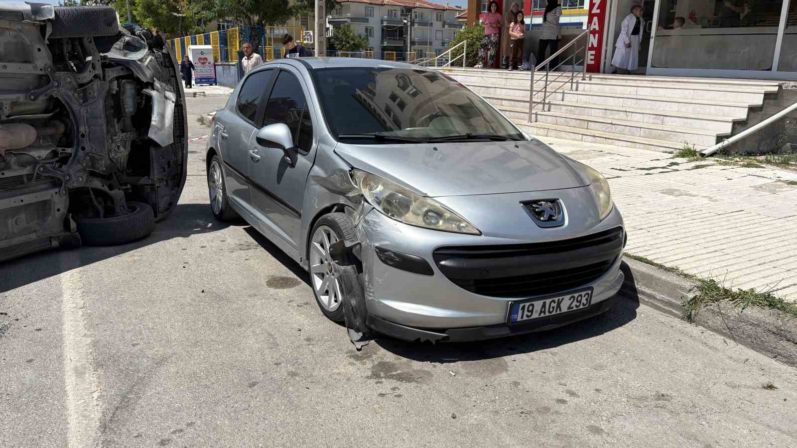 corumda-park-halindeki-araca-carpan-otomobil-devrildi
