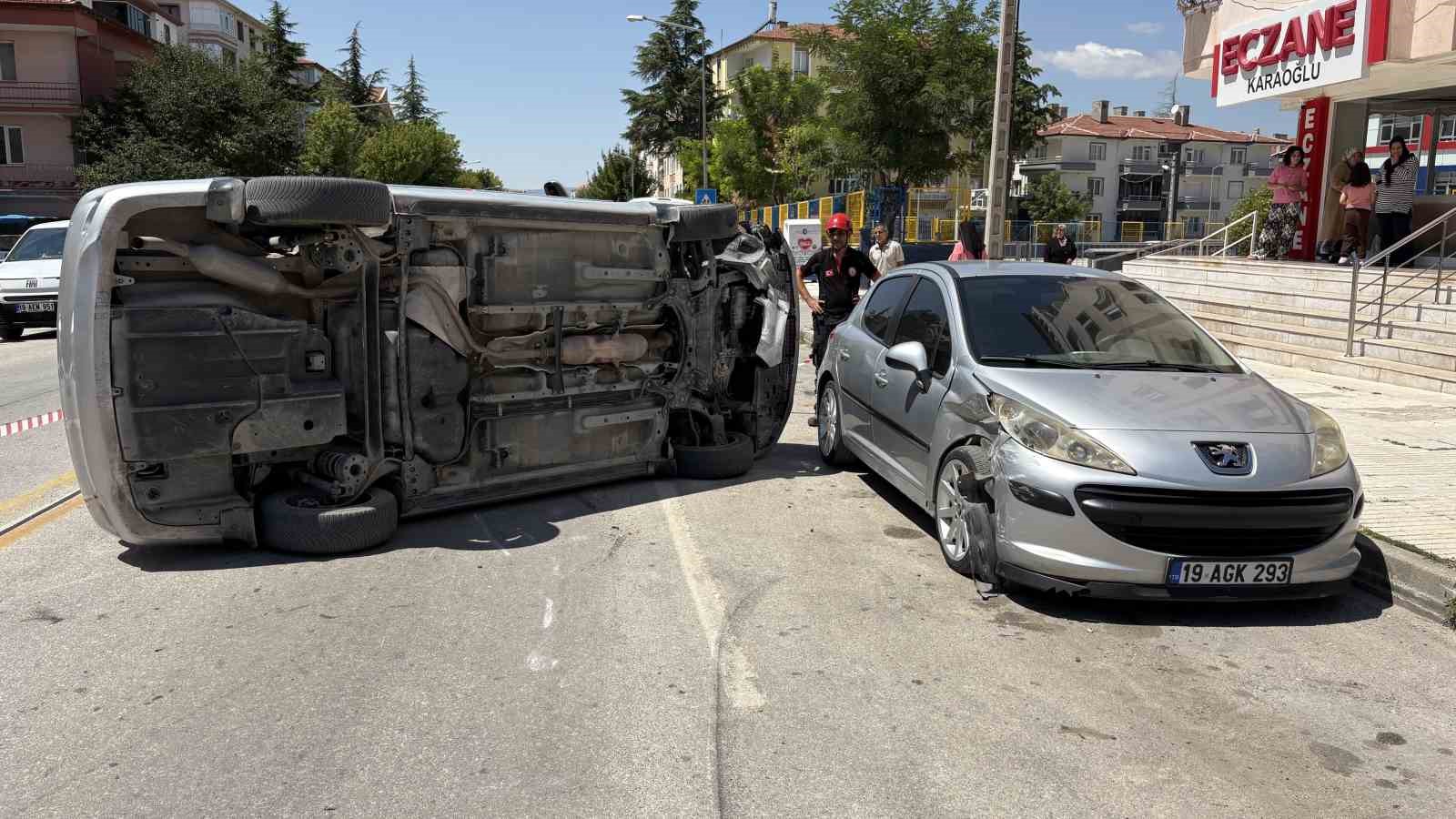 corumda-park-halindeki-araca-carpan-otomobil-devrildi