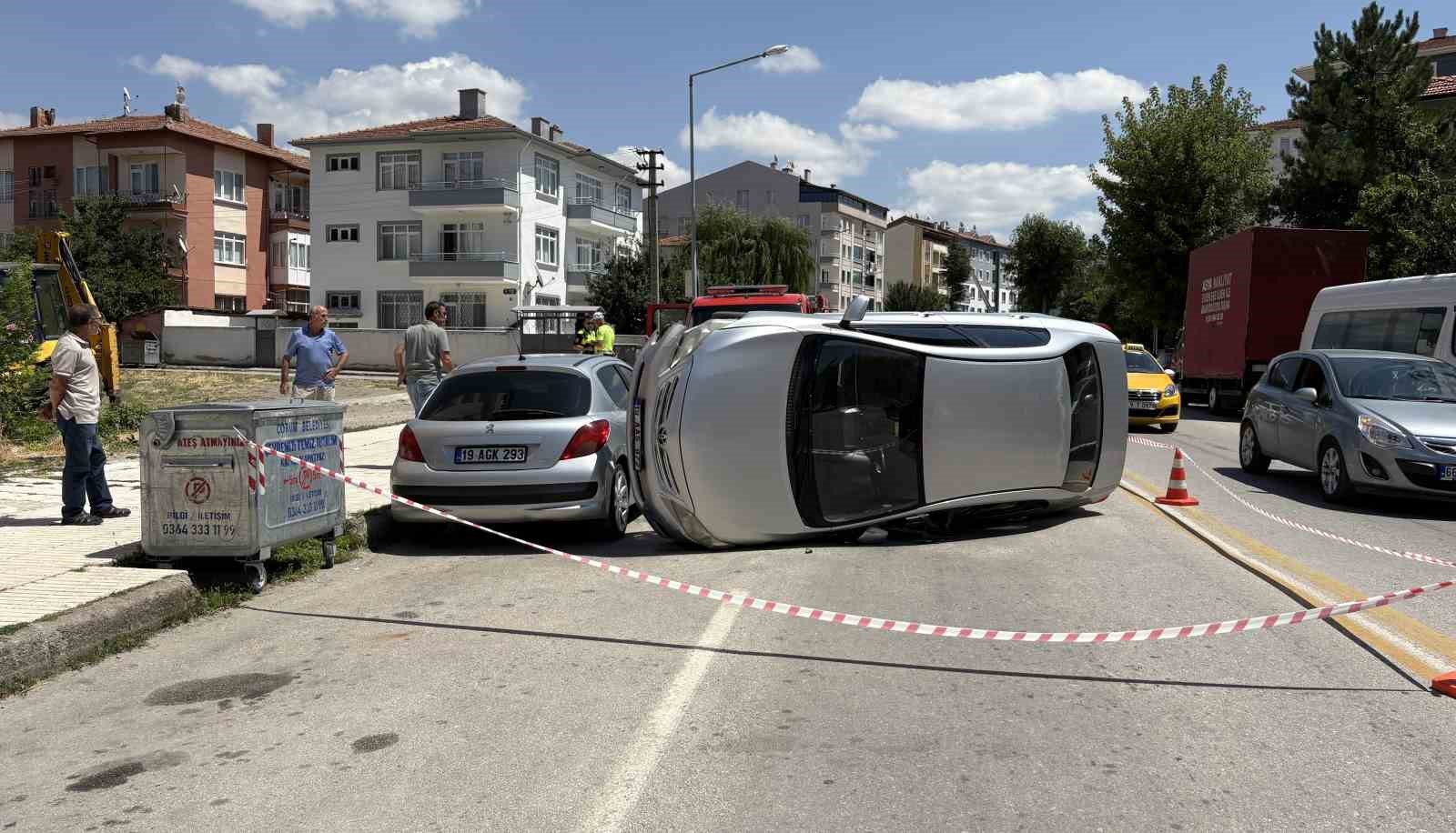 corumda-park-halindeki-araca-carpan-otomobil-devrildi