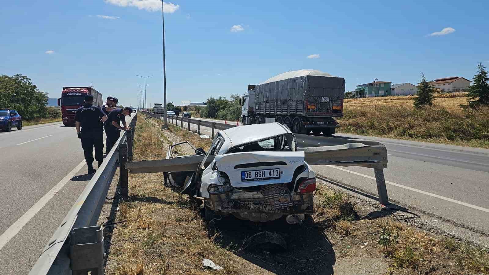 corumda-tirla-carpisan-otomobil-bariyerlere-saplandi-1-yarali