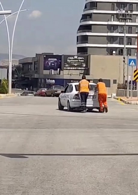 corumda-yolda-kalan-surucunun-yardimina-belediye-temizlik-personeli-kostu