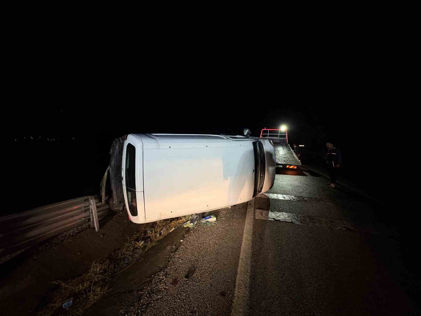 d100de-hafif-ticari-arac-devrildi-surucu-kayiplara-karisti