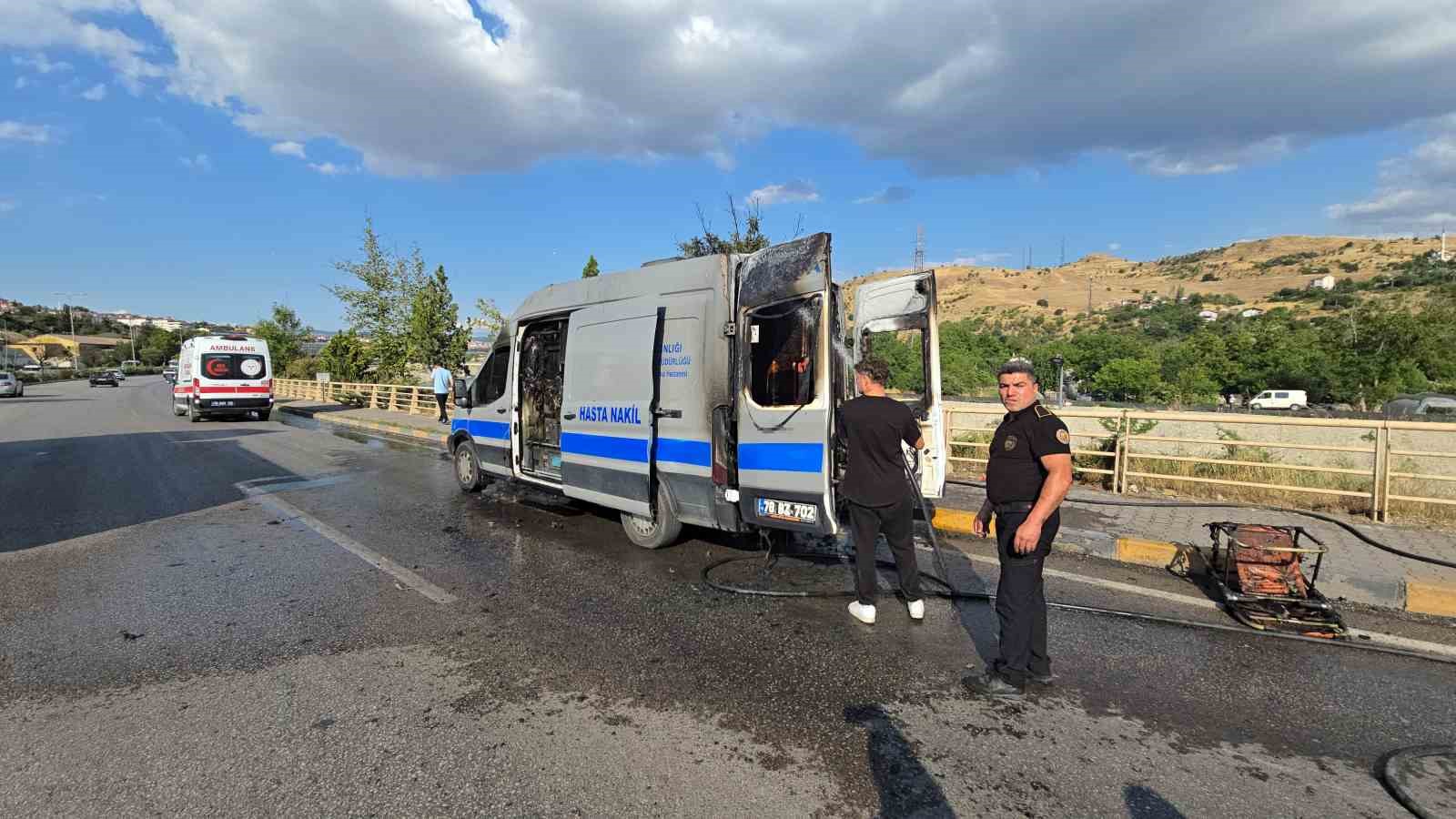 diyaliz-hastasini-tasiyan-hasta-nakil-araci-alevlere-teslim-oldu