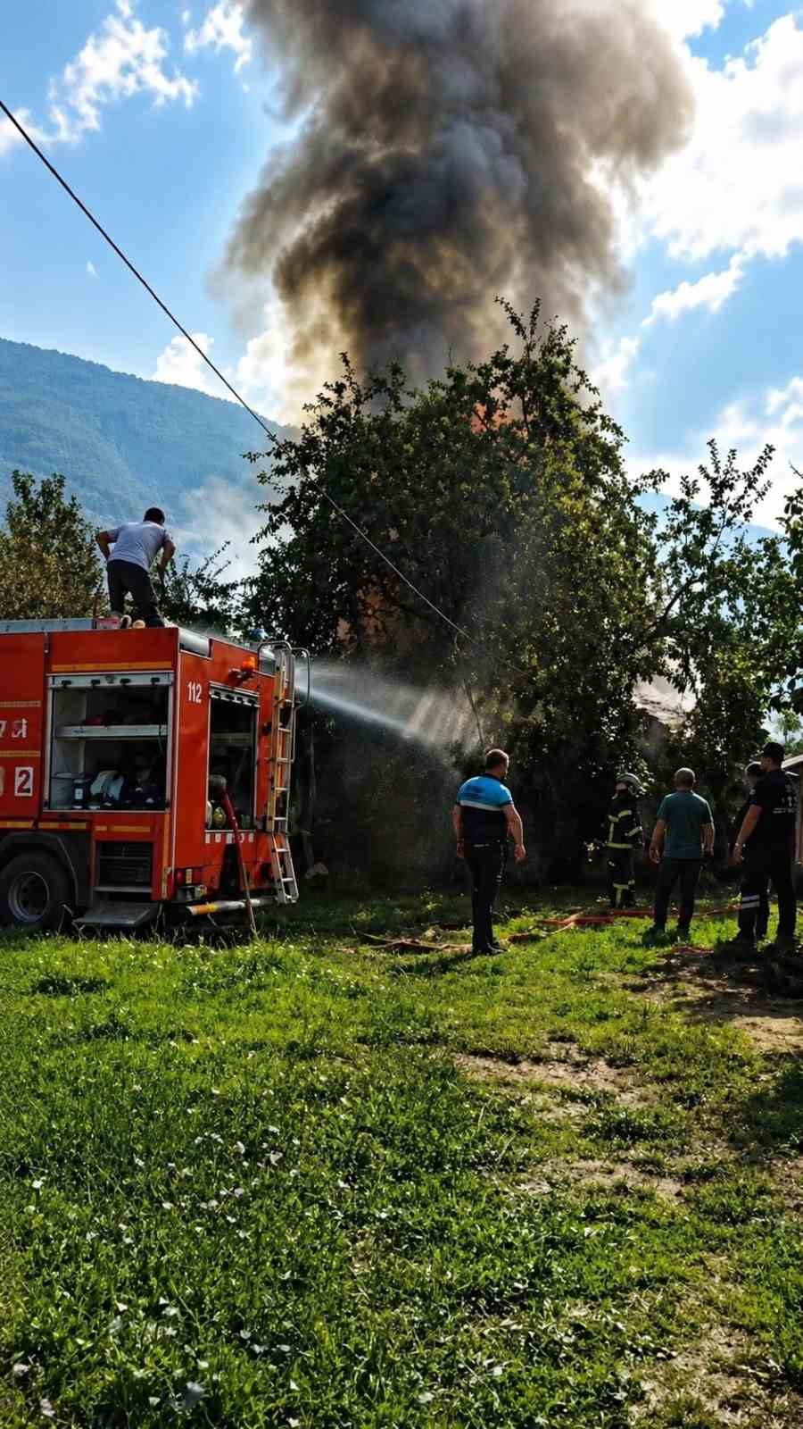 duzcede-cikan-yanginda-tek-katli-ev-kullanilamaz-hale-geldi
