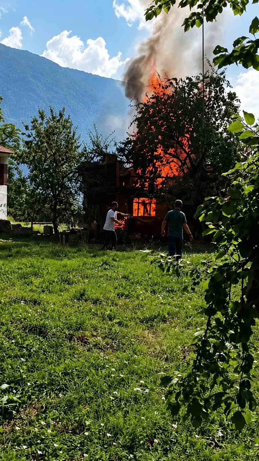duzcede-cikan-yanginda-tek-katli-ev-kullanilamaz-hale-geldi