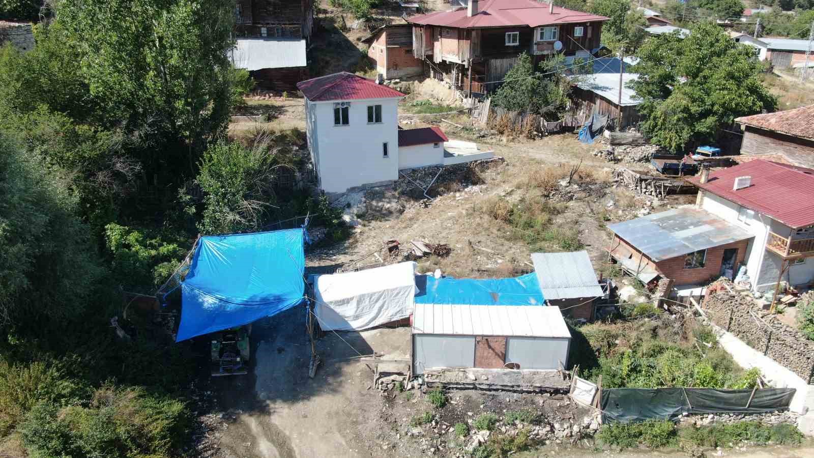 evleri-kule-dondu-yardim-parasiyla-ev-yaptirmak-isterken-konteynere-mahkum-oldular