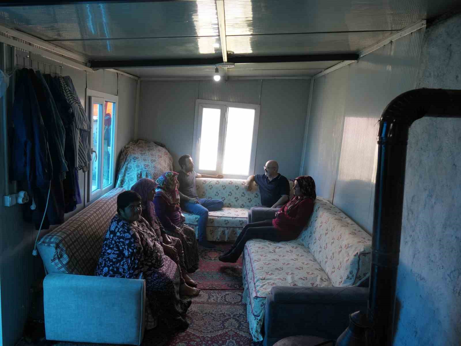 evleri-kule-dondu-yardim-parasiyla-ev-yaptirmak-isterken-konteynere-mahkum-oldular