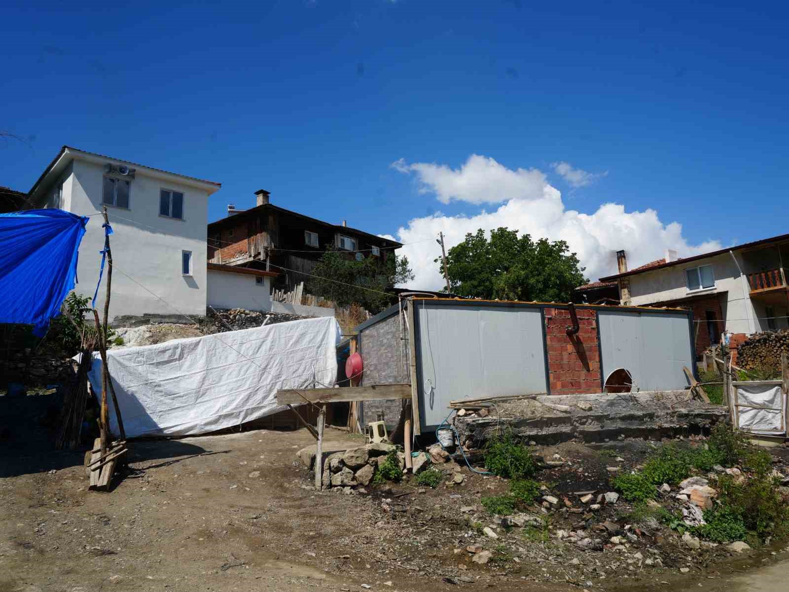 evleri-kule-dondu-yardim-parasiyla-ev-yaptirmak-isterken-konteynere-mahkum-oldular