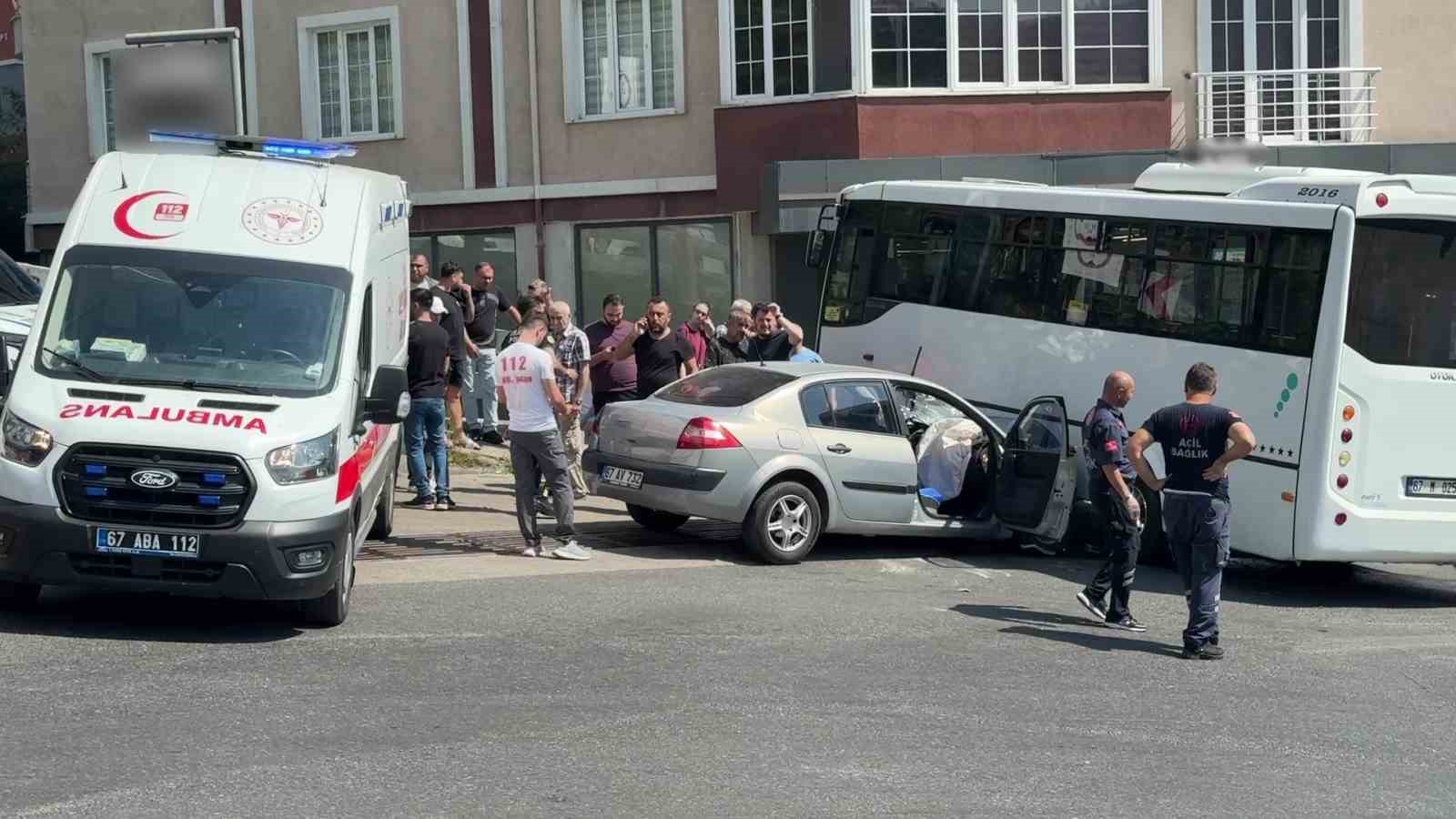halk-otobusu-otomobille-carpisti-kazada-7-kisi-yaralandi