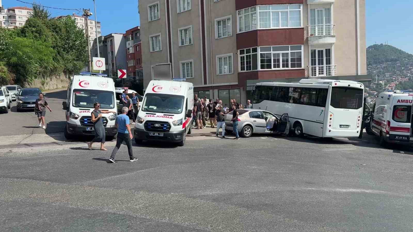 halk-otobusu-otomobille-carpisti-kazada-7-kisi-yaralandi