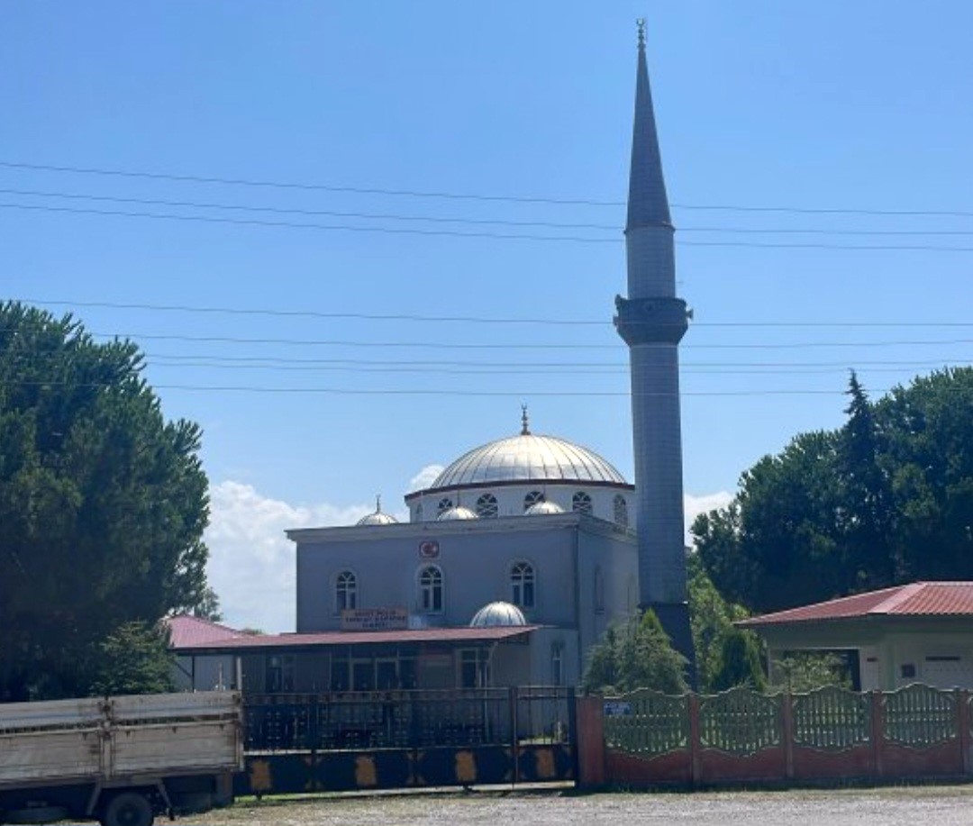 hirsizlar-camiden-bagis-kutusunu-caldi