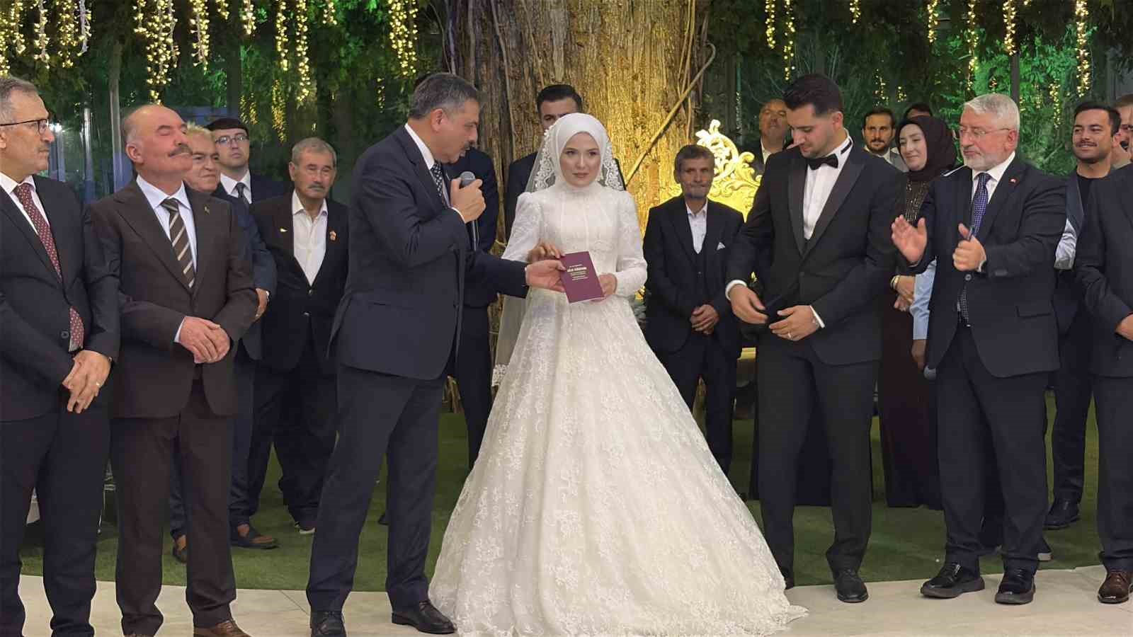 icisleri-bakani-ciftci-ak-parti-corum-il-baskaninin-oglunun-dugunune-katildi