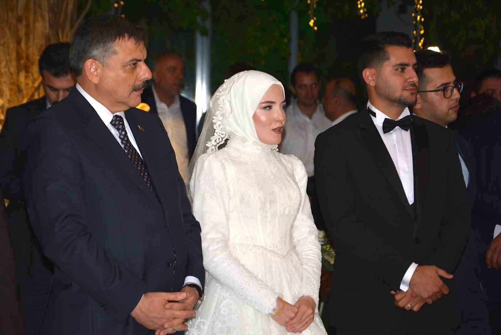 icisleri-bakani-ciftci-ak-parti-corum-il-baskaninin-oglunun-dugunune-katildi