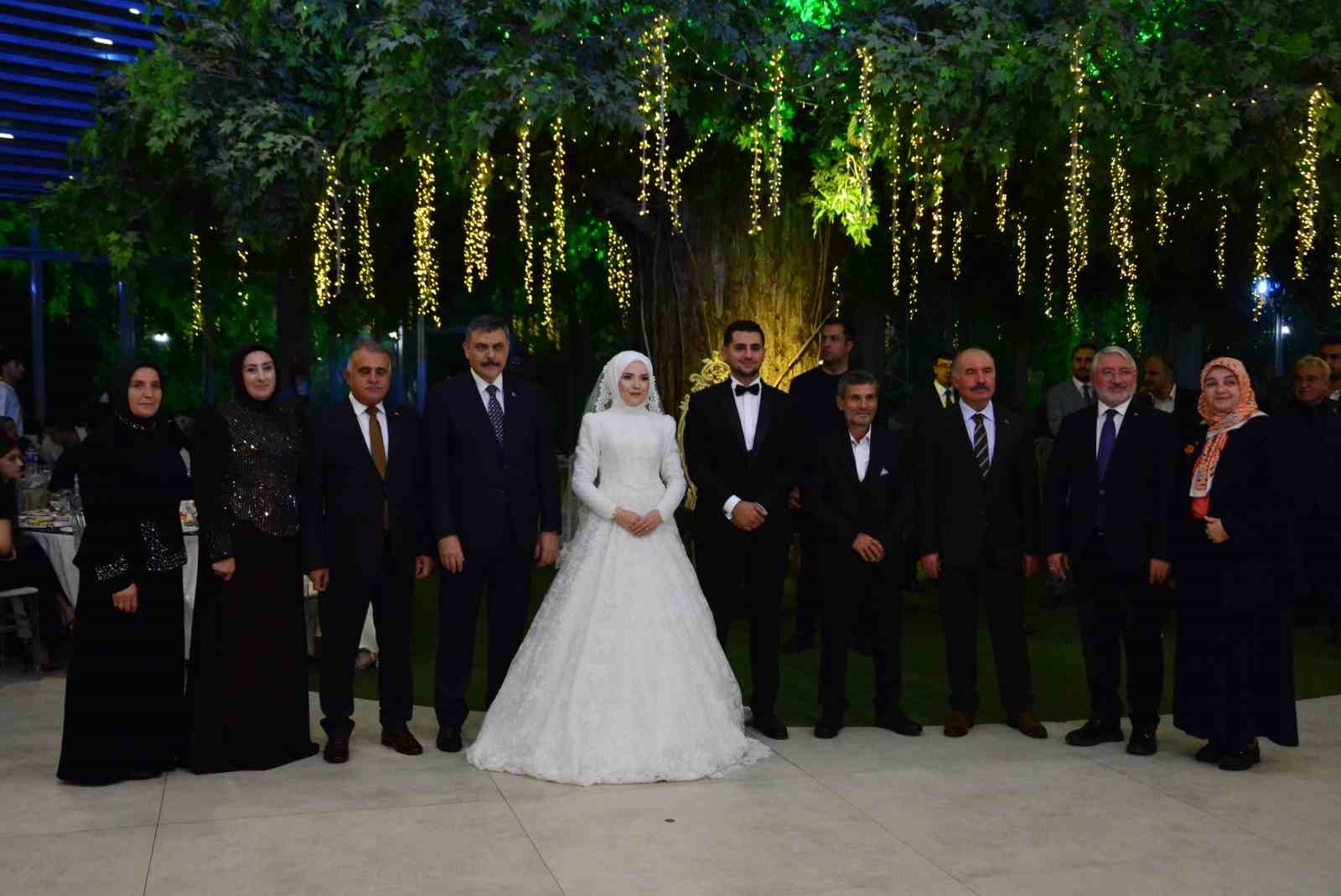 icisleri-bakani-ciftci-ak-parti-corum-il-baskaninin-oglunun-dugunune-katildi