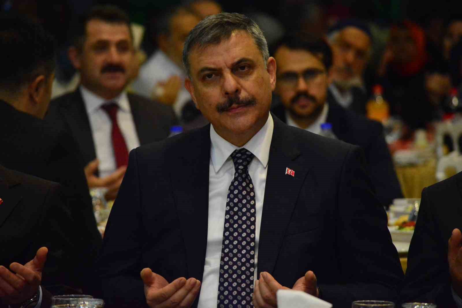 icisleri-bakani-ciftci-ak-parti-corum-il-baskaninin-oglunun-dugunune-katildi