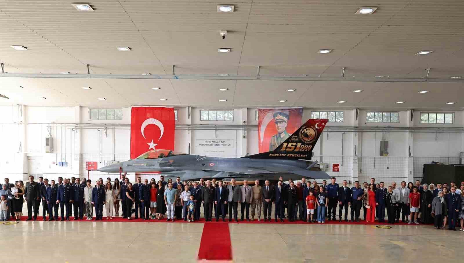ilk-turk-astronot-alper-gezeravci-yeni-rutbelerini-takti