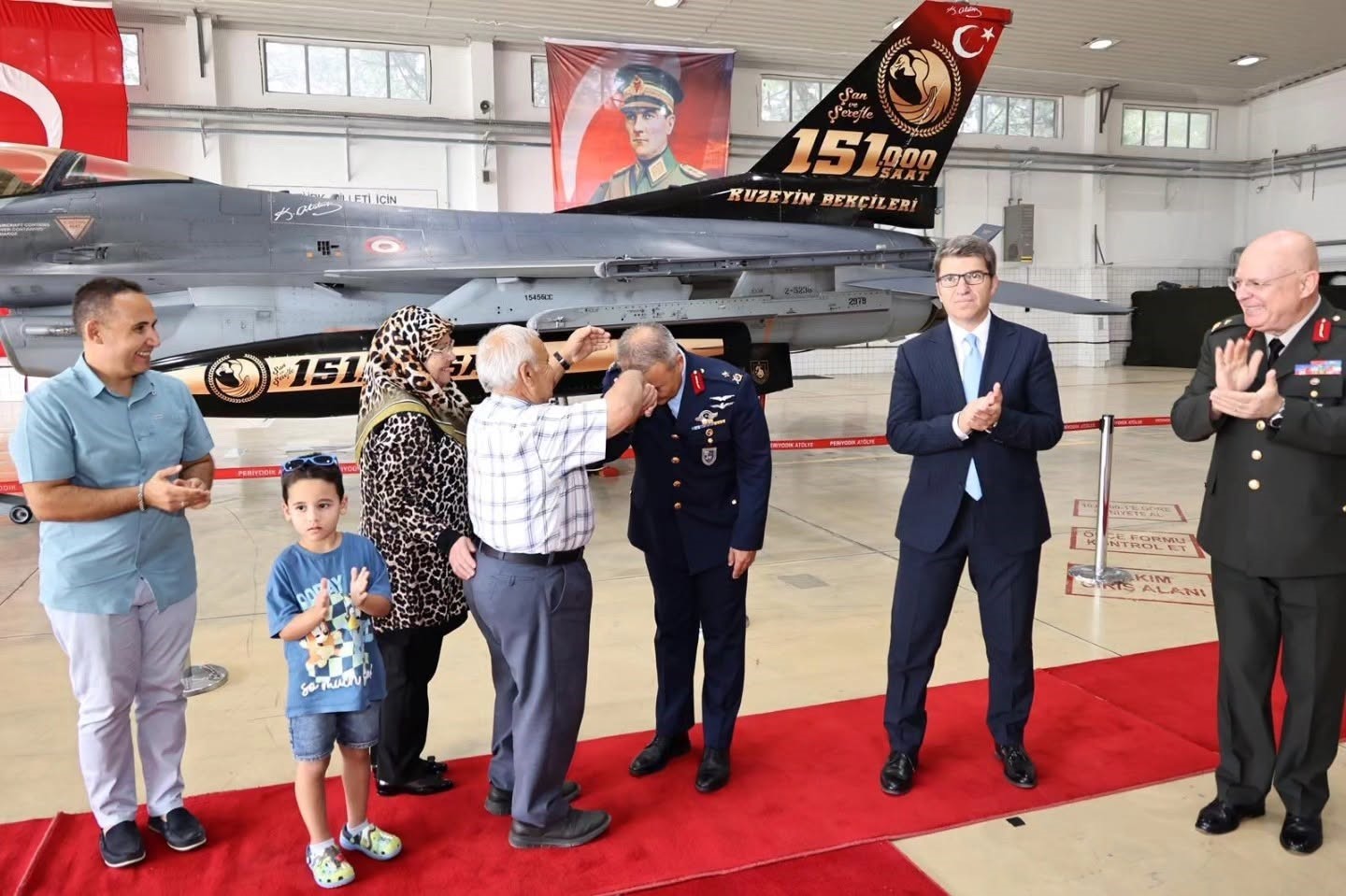ilk-turk-astronot-alper-gezeravci-yeni-rutbelerini-takti